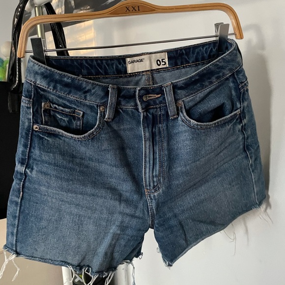 Cute jean short shorts from Garage! Size 5 - Picture 1 of 3